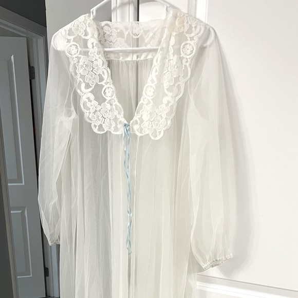 Vintage sheer white long robe lingerie with blue ribbon and lace floral pattern - Picture 1 of 10